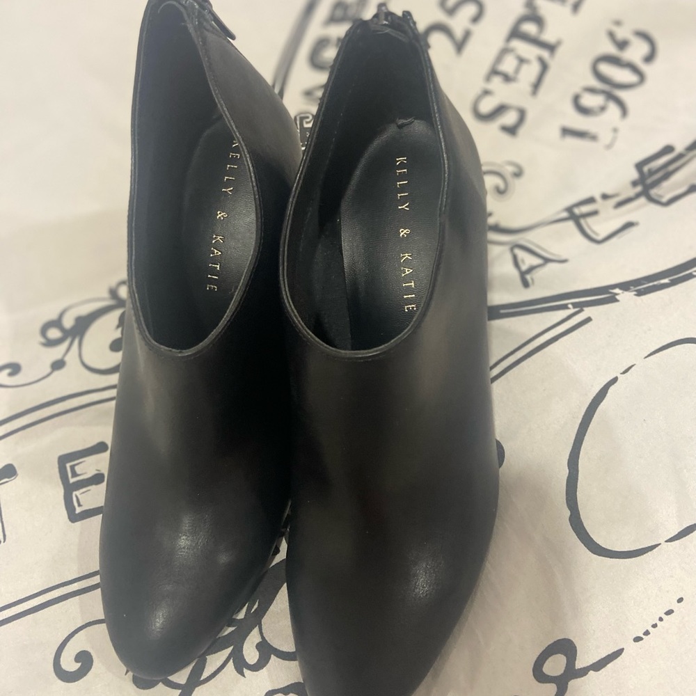 Beautiful shoes with zipper in the back